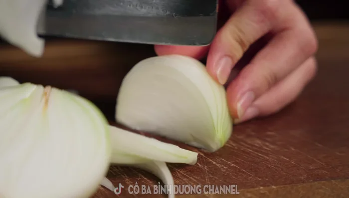 Prepare ingredients: Cut onion, green onions, lemongrass, ginger, carrot, and other vegetables. Prepare the oxtail, beef brisket, beef tendon, and honeycomb stomach by washing them with salt and ginger wine.