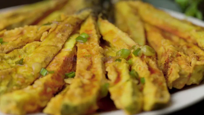 Pour hot sauce over fried eggplants.