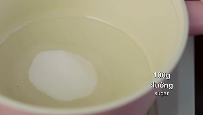 In a small pot, bring 80g of water to a medium heat. Add 100g of sugar and stir until dissolved.