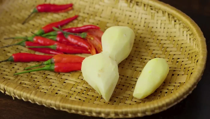 Peel, wash, and cut the ginger into pieces for easy grinding. (You can also pound it, but squeeze out excess water to prevent bitterness.)