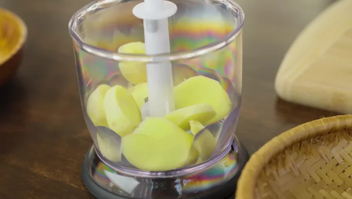 Grind the ginger in a mortar.