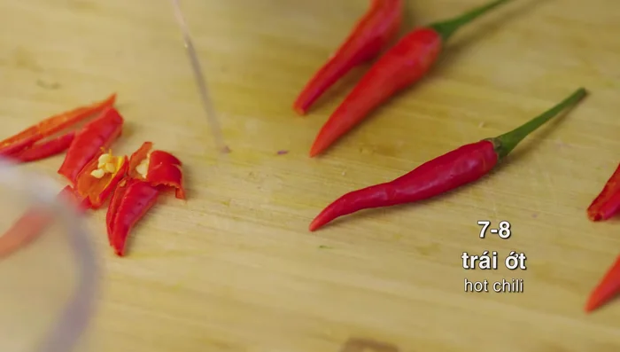 Cut and finely grind the chili peppers in the mortar.