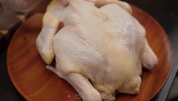 Wash the chicken thoroughly with salt, then lemon or diluted vinegar, and rinse repeatedly until clean. Chop the chicken into 4-5cm pieces.