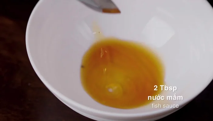 Mix braising sauce: two tablespoons of fish sauce, one tablespoon of sugar, 250ml water, and 1/2 tablespoon of caramel.