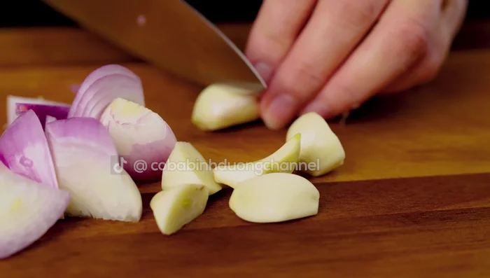 Mince shallots and garlic. Slice galangal and onion.