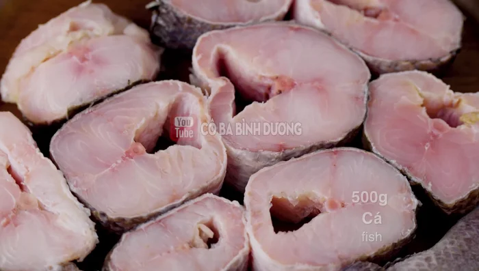 Clean and cut the fish into slits, wash with salt and diluted lemon to remove fishy smell.