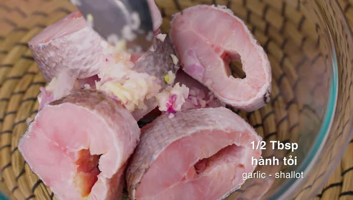 Marinate the fish with half a tablespoon of onion and garlic, one teaspoon of seasoning powder, one teaspoon of sugar, three teaspoons of fish sauce, 1/3 teaspoon of pepper, and half a tablespoon of caramel. Let it sit for 20 minutes.