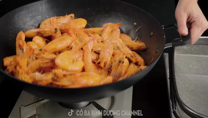 Drain shrimp in a basket and let it cool.