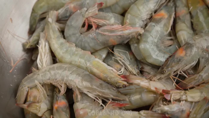 Wash shrimp with salt and vinegar. Remove the back vein using a toothpick.