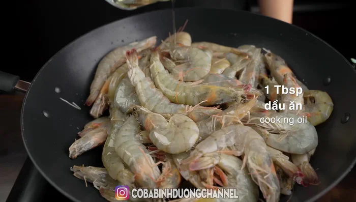 Steam shrimp: Add shrimp to a pan with cooking oil and water. Stir well over medium heat.