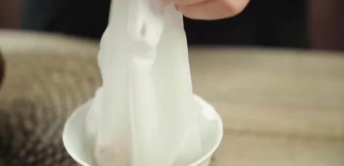 Squeeze the juice from the pounded onions and garlic in a cloth bag.