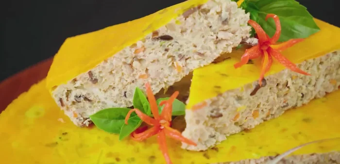 Prepare the steamed egg rolls (ingredients and steps detailed in the video)