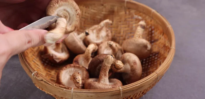 Prepare the mushrooms: Cut off the core of 10 shiitake mushrooms and clean them thoroughly. Soak in salt water (0.5 tablespoon salt) for 5 minutes, then wash again.