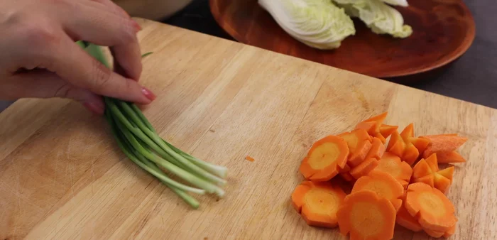 Finely chop 6 cloves of green onions.