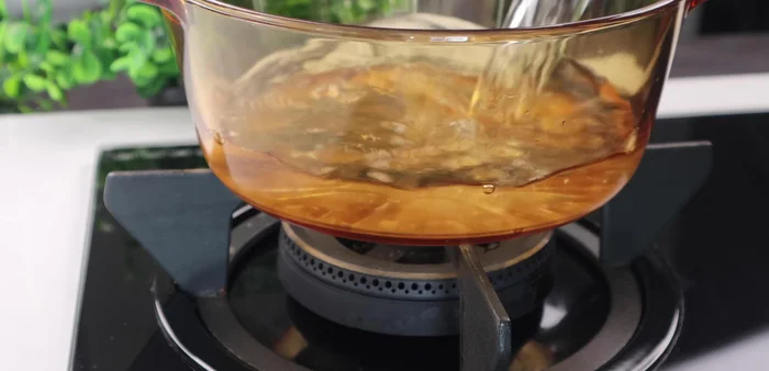 Boil half a liter of water. Cut 30g of ginger into thin slices and add it to the boiling water.