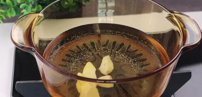 Add chicken bones (400g) to the ginger water and boil for 3 minutes. Add 0.5 tablespoon of salt.
