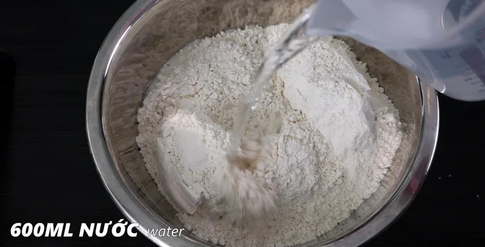 Mix 1 kg of flour with 600 ml of water in a basin. Adjust water amount depending on flour type.