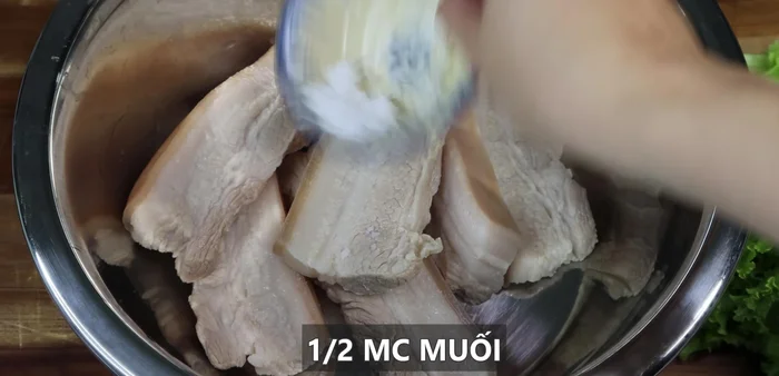Marinate the pork: Marinate the pork with 0.5 tbsp salt for 5 minutes.