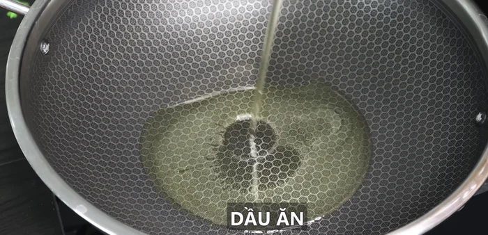 Fry the pork: Heat cooking oil in a pan. Add coriander root and fry briefly until fragrant. Remove coriander root. Add a little flour (tapioca, rice, or wheat) to the oil to prevent splattering.