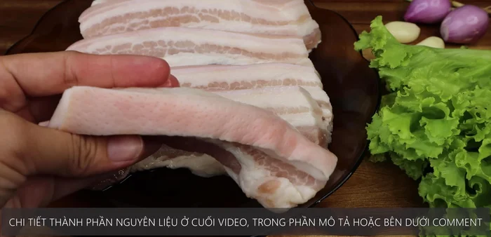 Prepare the pork belly: Ask the butcher to cut the pork belly into 1cm thick slices. Wash the pork belly with wine, salt, and ginger.