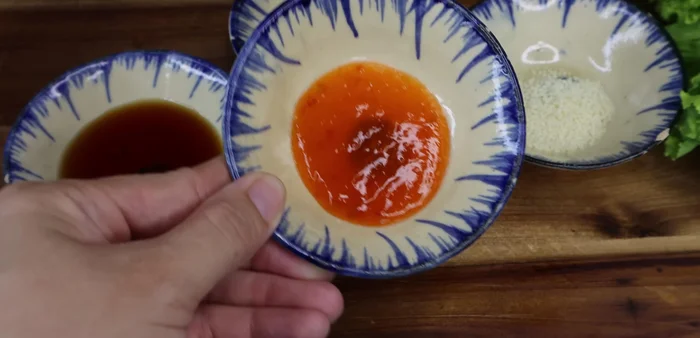 Make the fish sauce: Combine tamarind sauce, fish sauce, sugar, seasoning seeds, and pepper in a bowl. Stir well.