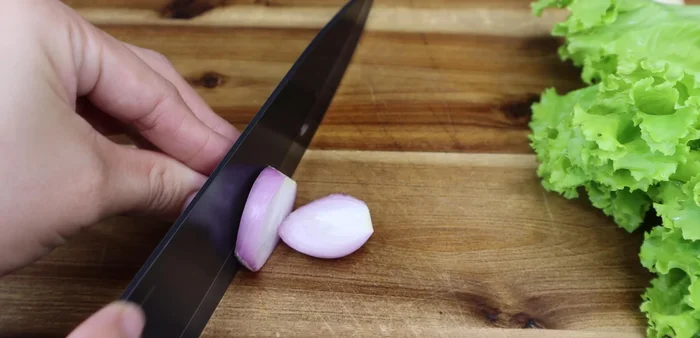 Prepare the purple onion: Slice the purple onion thinly. Boil 1 liter of water with 0.5 tbsp salt and the sliced purple onions for 2 minutes.