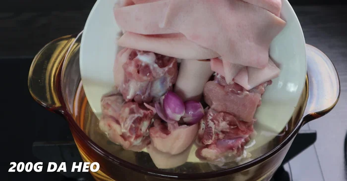 Blanch the pork bones and skin with shallots for about 2 minutes. Wash and set aside.