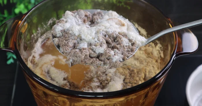Remove the cooked crab meat and squeeze out excess water.