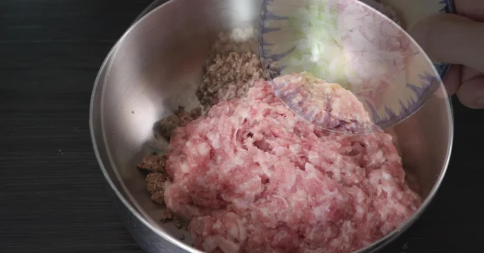 Prepare the crab cakes: Combine the squeezed crab meat, minced pork, shallots, green onions, ground pepper, seasoning powder, sugar, MSG, and annatto oil. Mix well.