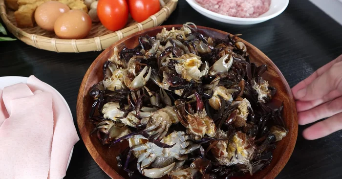 Clean and prepare the field crabs. Remove shells and wash thoroughly. Blend or crush the crab meat.