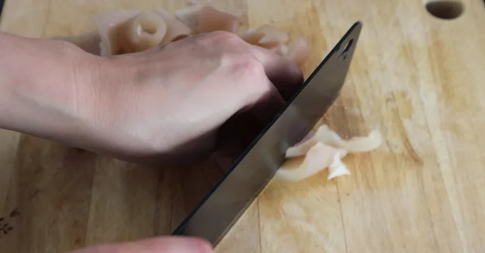 Cut the boiled pork skin into small pieces.