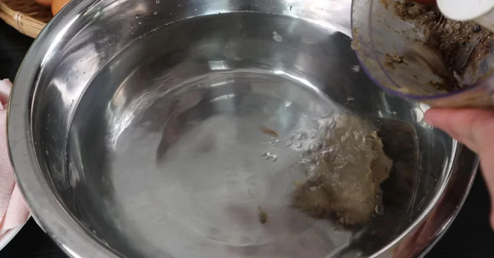 In a pot, mix the blended crab meat with 3 liters of water and 1/2 tablespoon of salt. Stir until dissolved.