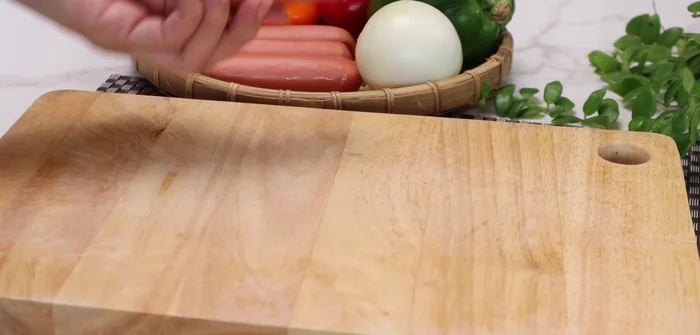 Prepare the ingredients: sausages, bell peppers, vermicelli, onion, garlic.