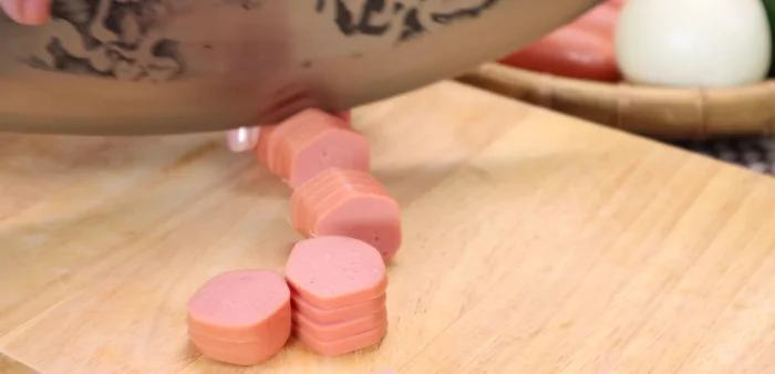 Cut the sausages into bite-sized pieces.