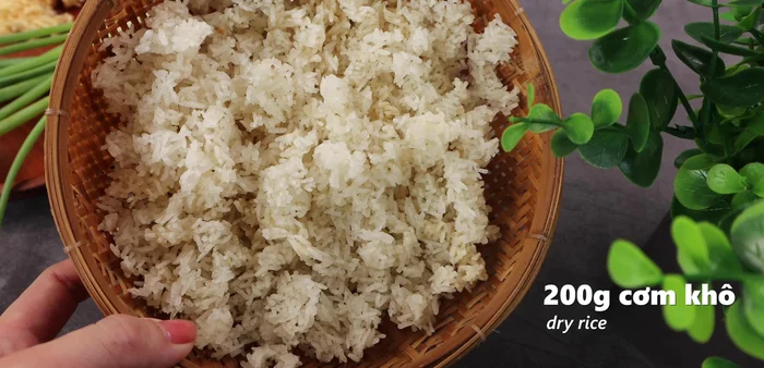 Prepare the dry rice: Wash leftover cold rice and dry it in the sun for two days until completely dry and fried.