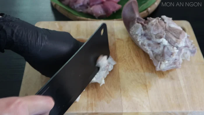 Once cooled, slice the boiled pig's ear, tongue, and hand thinly. (110.52)
