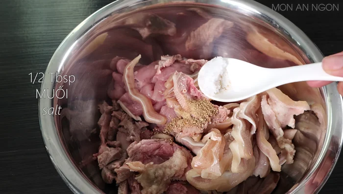 Marinate the sliced meat with 0.5 tbsp ground pepper, 0.5 tbsp salt, 0.5 tbsp seasoning powder, and 1 tbsp sugar for 5 minutes. (163.879)