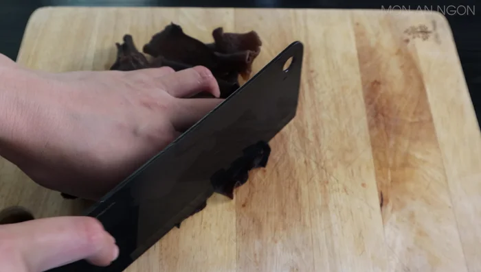 Soak black fungus for about an hour until expanded, then cut into 1cm thick pieces. (192.12)