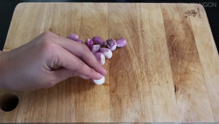 Slice the purple onion thinly. (214.12)
