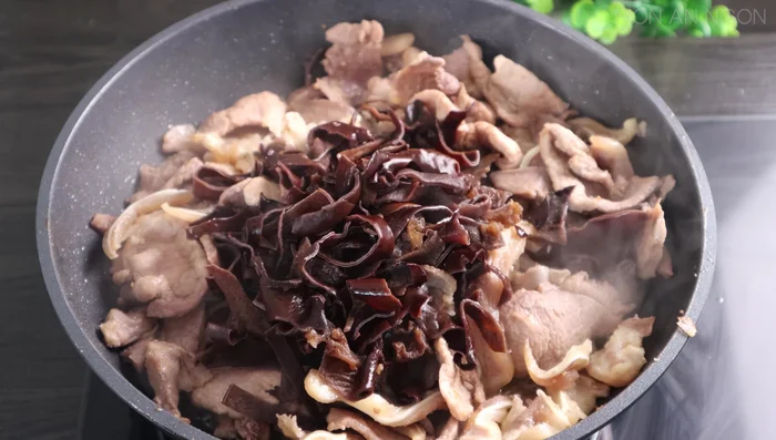Add wood ear mushrooms and carrots, stir-fry for 5 minutes. (293.88)