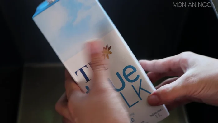 Pack the mixture tightly into a cleaned 1-liter milk carton. Use a sieve to press down firmly. (353.199)