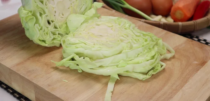 Prepare the cabbage: Cut the cabbage into 0.5cm thick slices. Soak in salt water for 5 minutes to clean.
