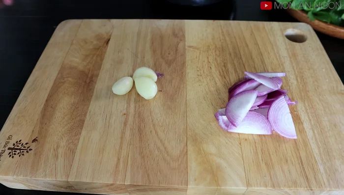 Prepare the aromatics: Finely slice the purple onion, garlic, and chili peppers. (116.96, 123.799, 134.36)