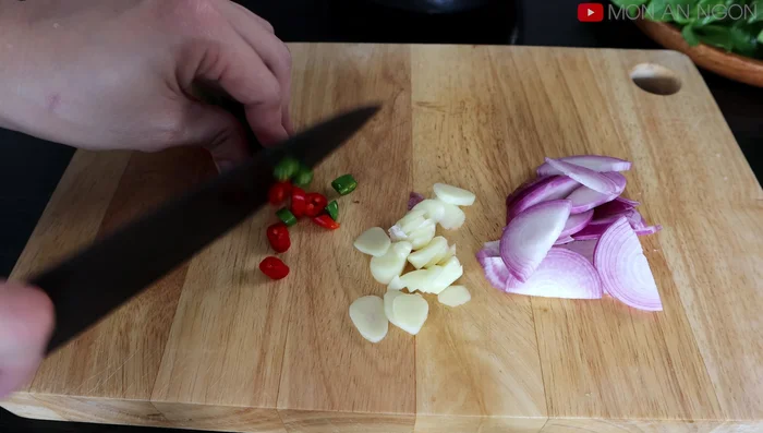 Marinate the chicken: Mix the chicken with half a purple onion, ¼ tablespoon of ground pepper, and ½ tablespoon of seasoning powder. Marinate for 10 minutes. (153.56)