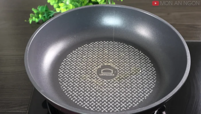 Fry the eggs: Fry the eggs to your liking (soft-boiled style recommended). (171.44)