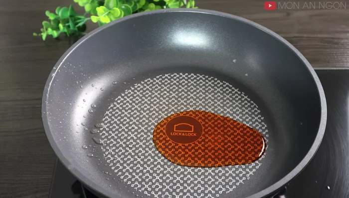 Stir-fry the chicken: Heat 2 tablespoons of annatto oil (or cooking oil) in the pan. Add the garlic and fry until fragrant. Add the marinated chicken and stir-fry on high heat for about 5 minutes until firm. (194.58, 205.5)
