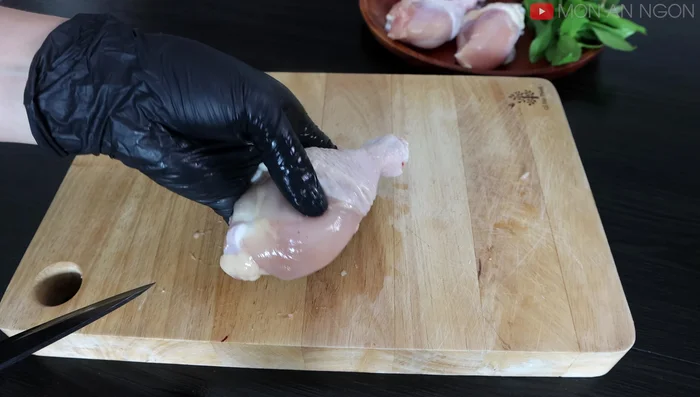 Prepare the chicken: Cut the chicken thighs into 2cm square cubes, separating the meat from the bone. (17.359)