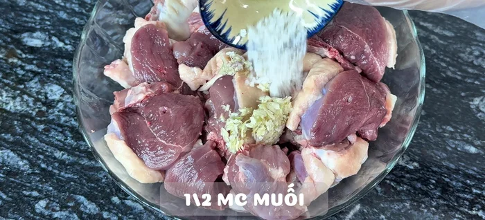Marinate the duck meat with the ground mixture, salt, seasoning powder, sugar, curry sauce, and curry powder for 20 minutes.