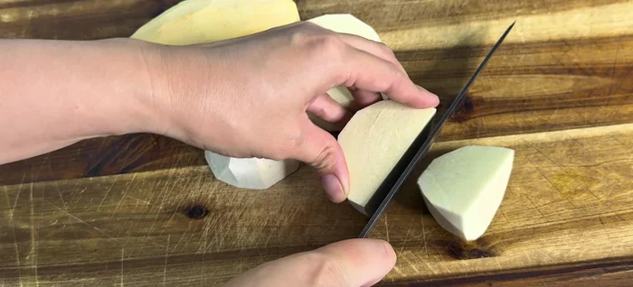 Cut sweet potatoes and taro into bite-sized pieces.