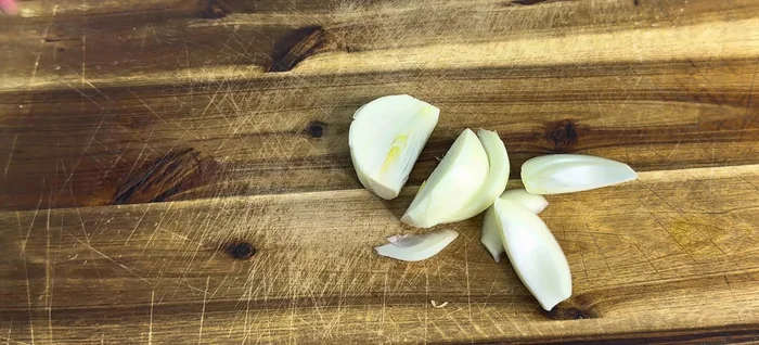 Cut onions and lemongrass into pieces for garnish. Prepare sticky rice blood (optional).